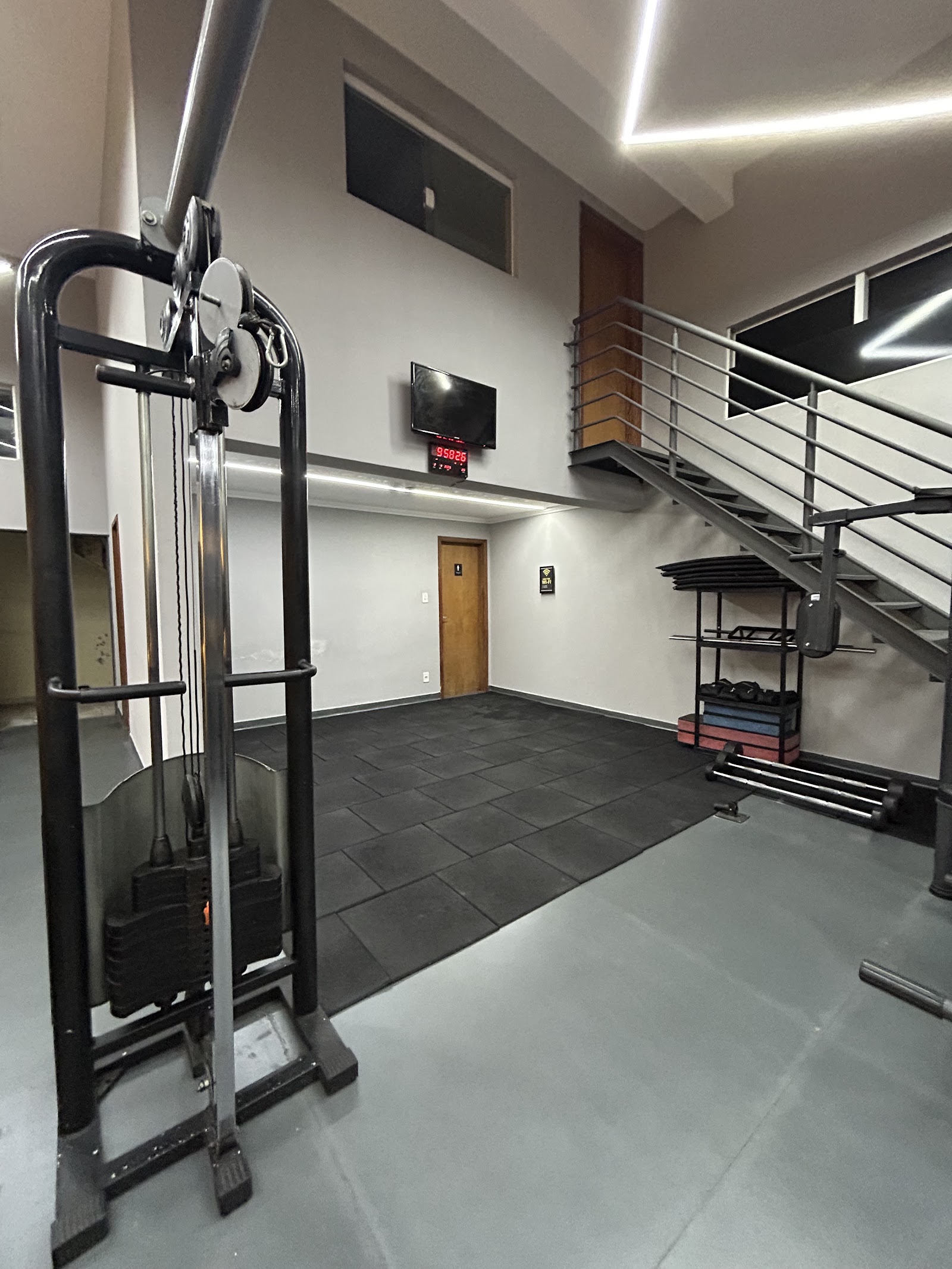 Detalhe do equipamento e da estrutura interna da Portal Fit, com escada ao fundo.